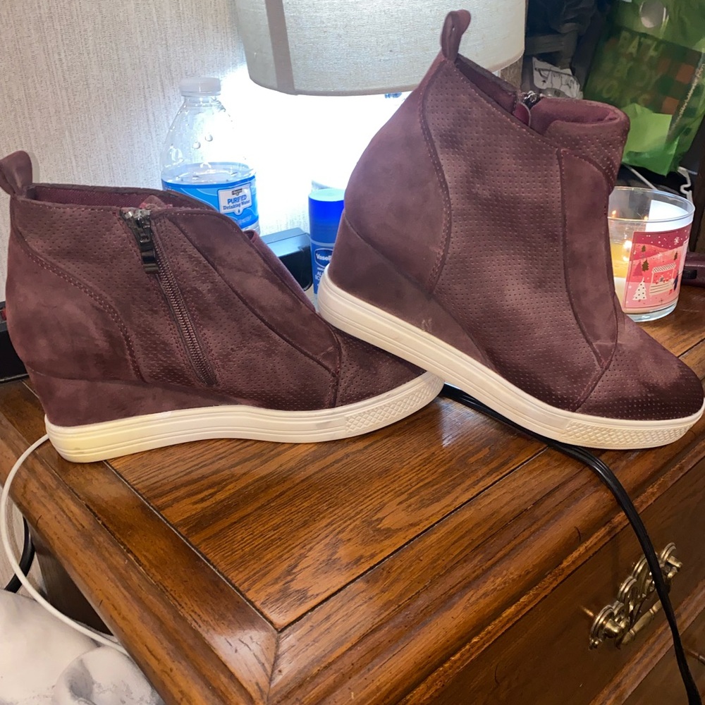 Women’s wedged sneaker